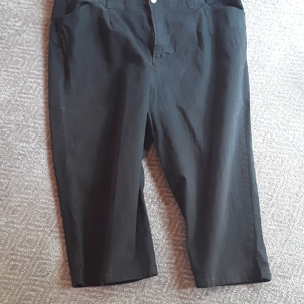 Black capri pants
